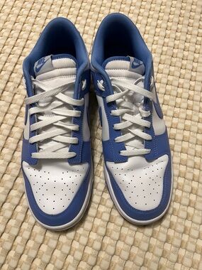 Nike Low-Top Sneakers in White and Blue